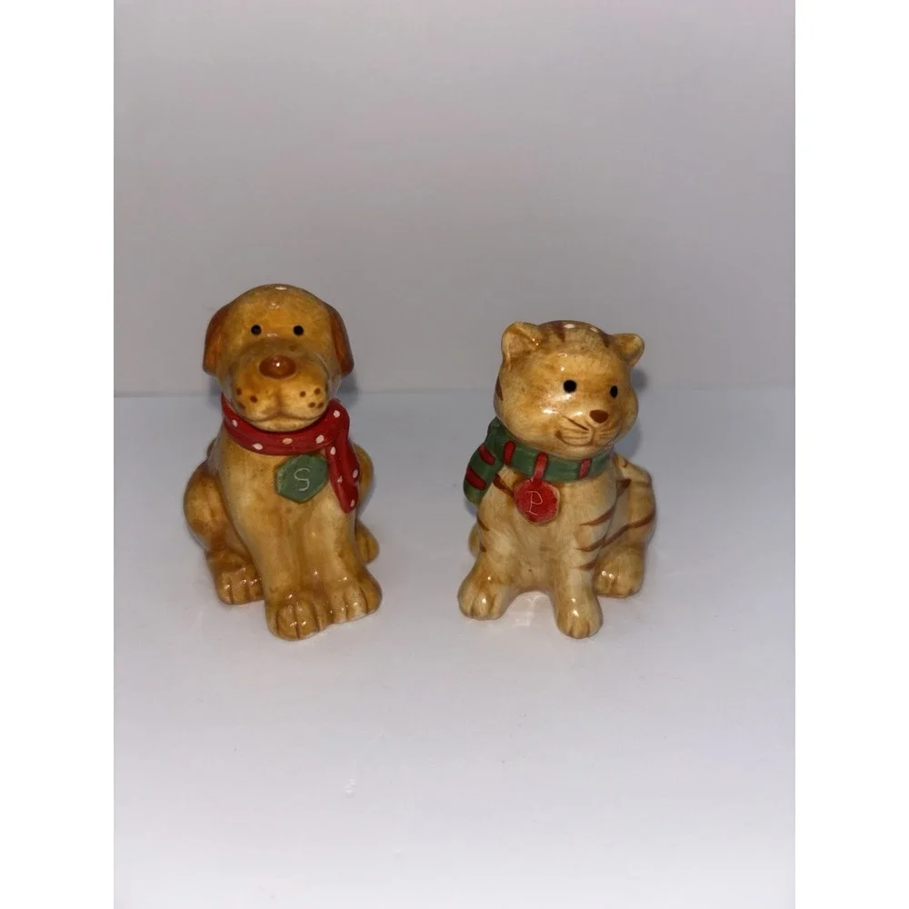 VTG Ceramic Dog & Cat Salt/Pepper Shakers Wearing Scarf Russ Berrie and‎ Co
